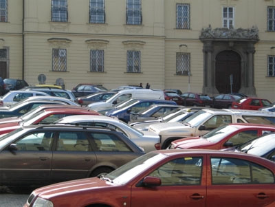 obrázek:obr 1 historicke centrum znehodnocene skladistem automobilu b