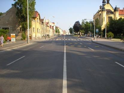 obrázek:obr pohled na prechod s bus zastavkou chraneny uzkymi zpomalov