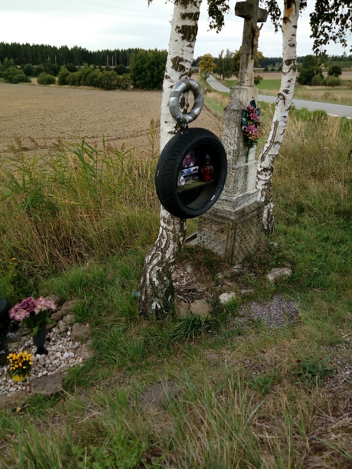 Pomník u silnice - Rousměrov