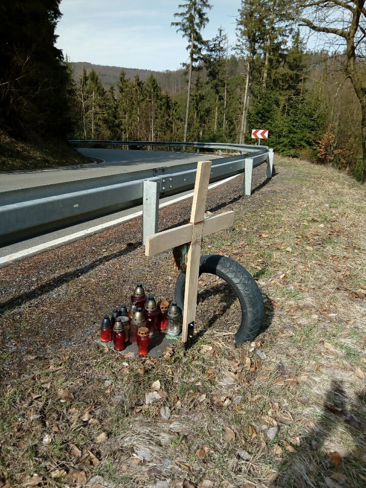 Pomník u silnice - Bystřice nad Pernštejnem